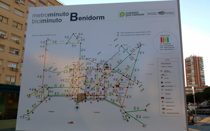 Benidorm coloca 25 paneles en distintos puntos de la ciudad para potenciar los desplazamientos a pie y en bici